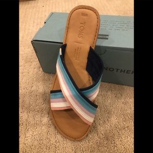 TOMS VIV navy multi color sandal
